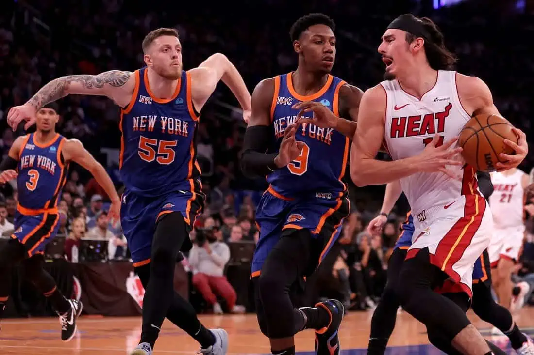 Knicks pull off late comeback for win over Heat